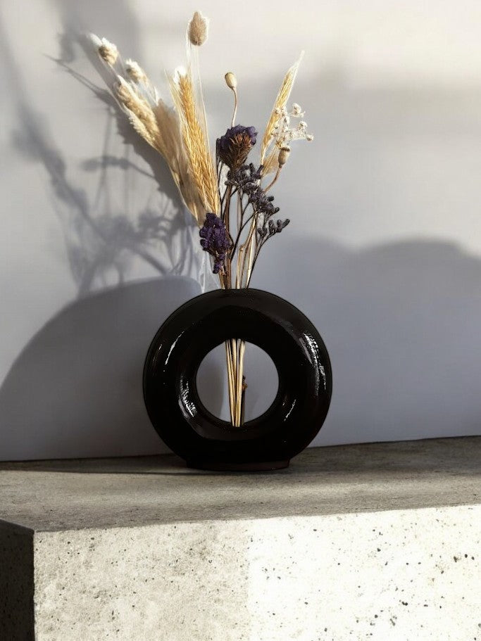Donutvaas zwart met droogbloemen