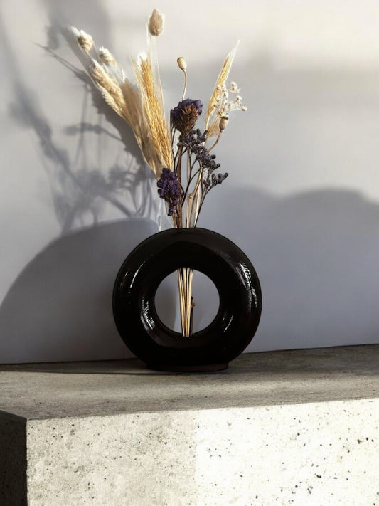 Donutvaas zwart met droogbloemen